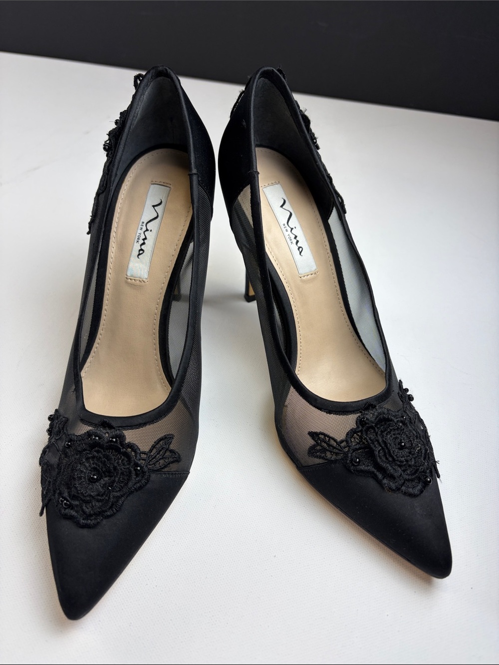 NINA NEW YORK BLACK MESH FLORAL APPLIQUÉ POINTED TOE PUMPS 9.5